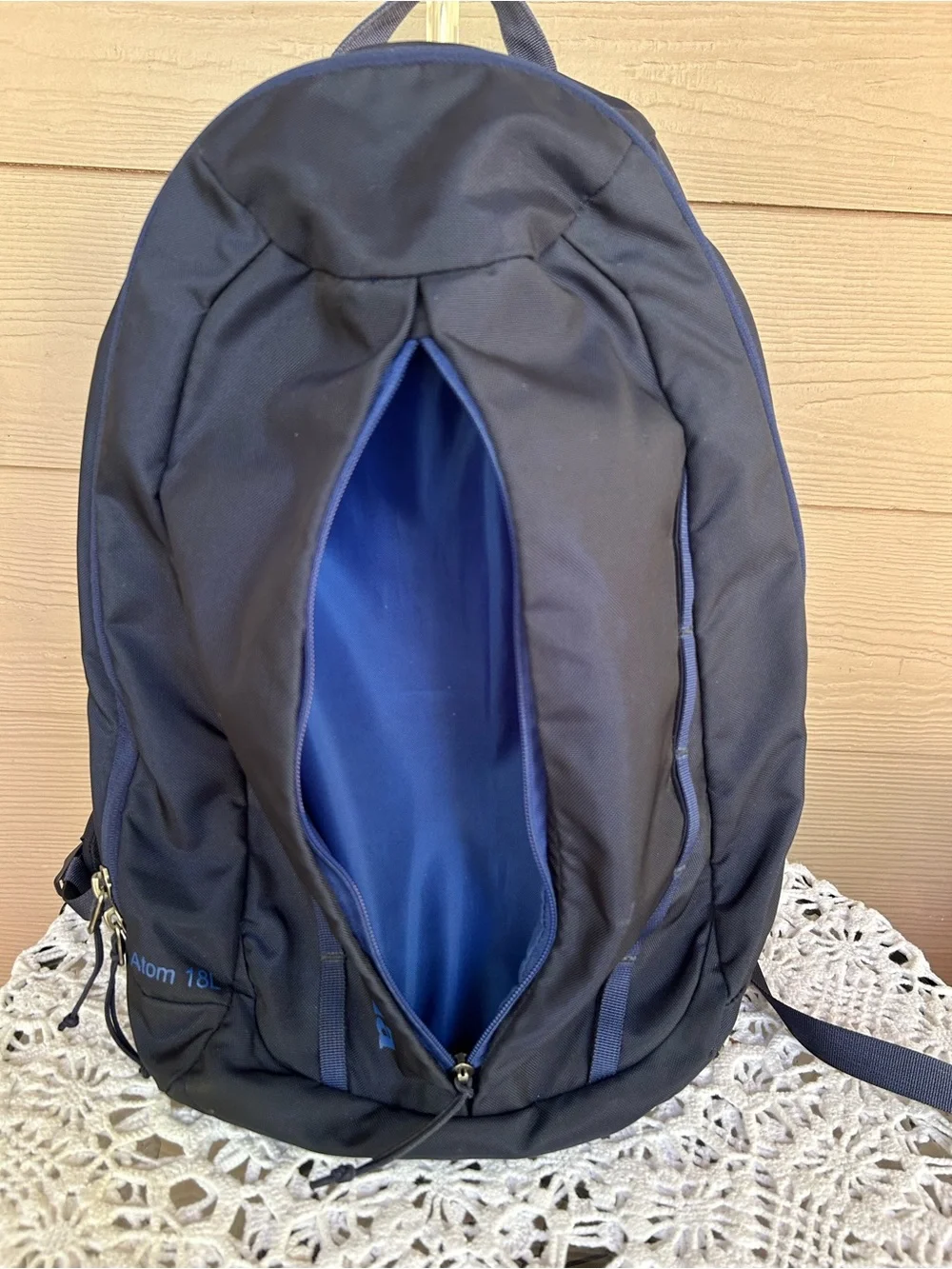 Patagonia Atom Pack 18L in Navy Blue